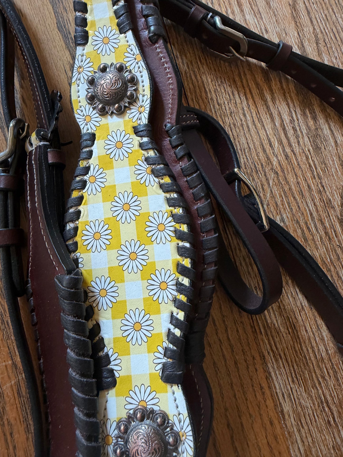 Checkered Yellow Daisy Leather Tack Set