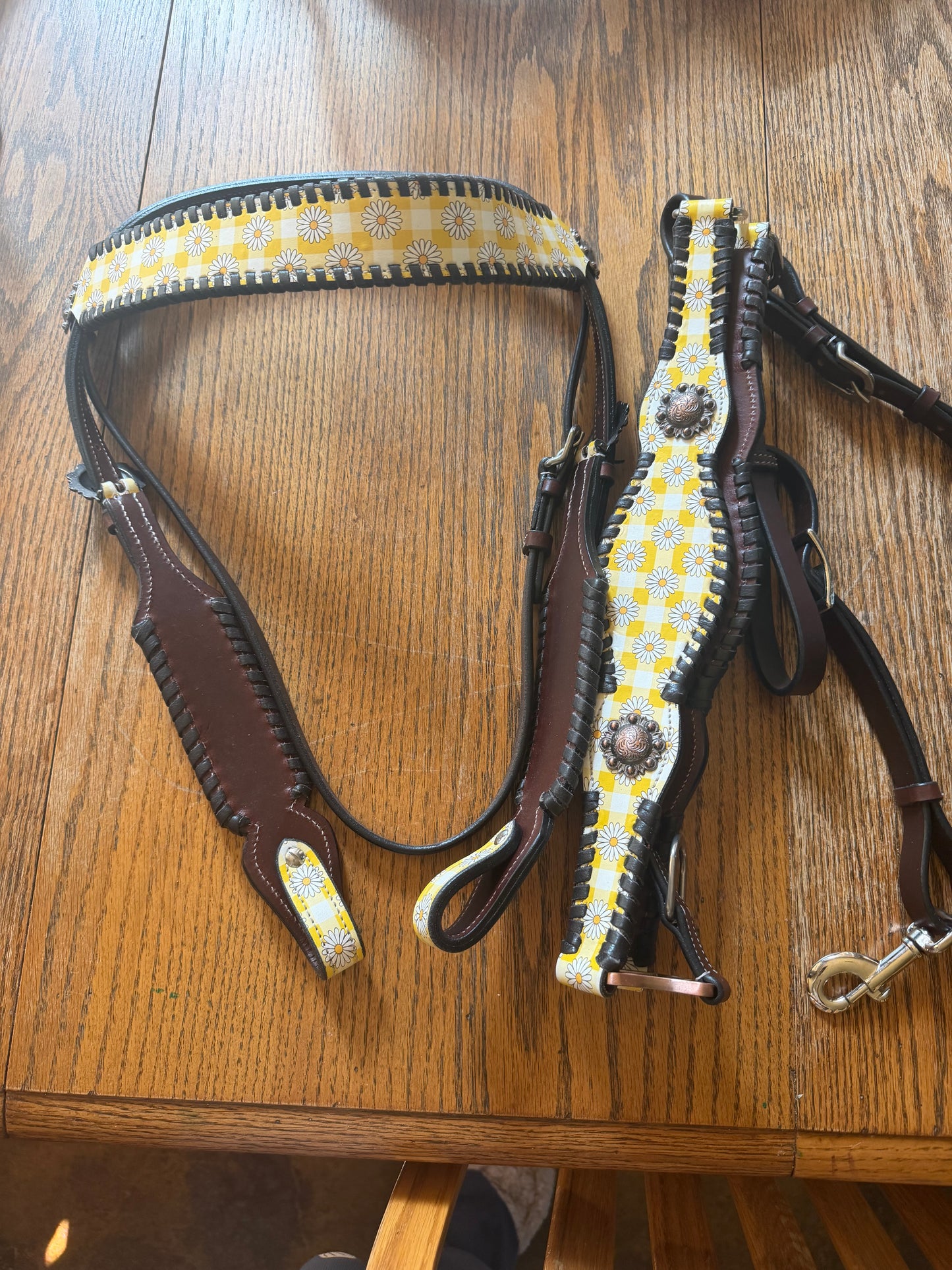 Checkered Yellow Daisy Leather Tack Set